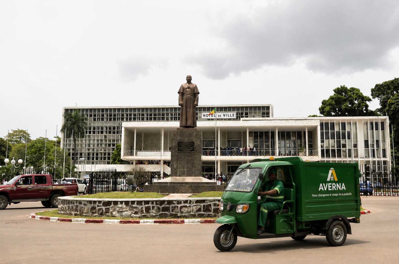 Tricycle AVERNA devant l'Hôtel de Ville de Brazzaville